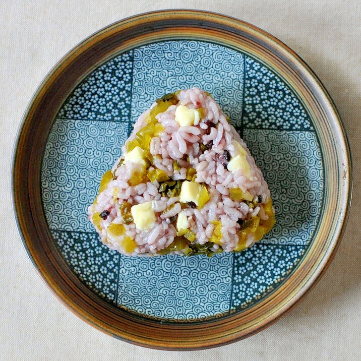 雑穀ご飯と刻み高菜とプロセスチーズdeおにぎり